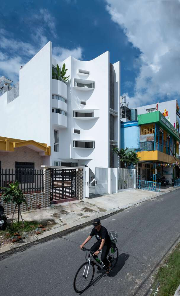 Ngoài ra, theo yêu cầu của gia chủ, thiết kế nhà phải đảm bảo không gian sinh hoạt của hai hộ gia đình hoàn toàn độc lập về giao thông và sinh hoạt, nhưng vẫn có thể giao tiếp thuận tiện với nhau. Ảnh: DinhR