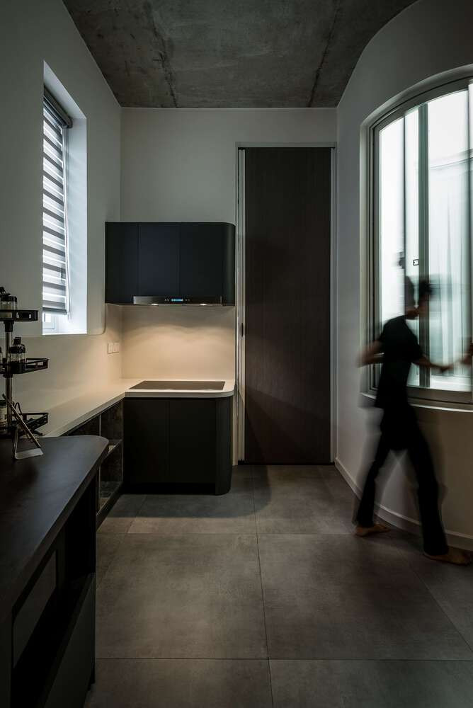 Gió luồn vào mọi ngóc ngách và nhanh chóng thoát ra ngoài từ giếng trời, tạo ra sự đối lưu không khí liên tục giúp ngôi nhà luôn mát mẻ. Ảnh: DinhR