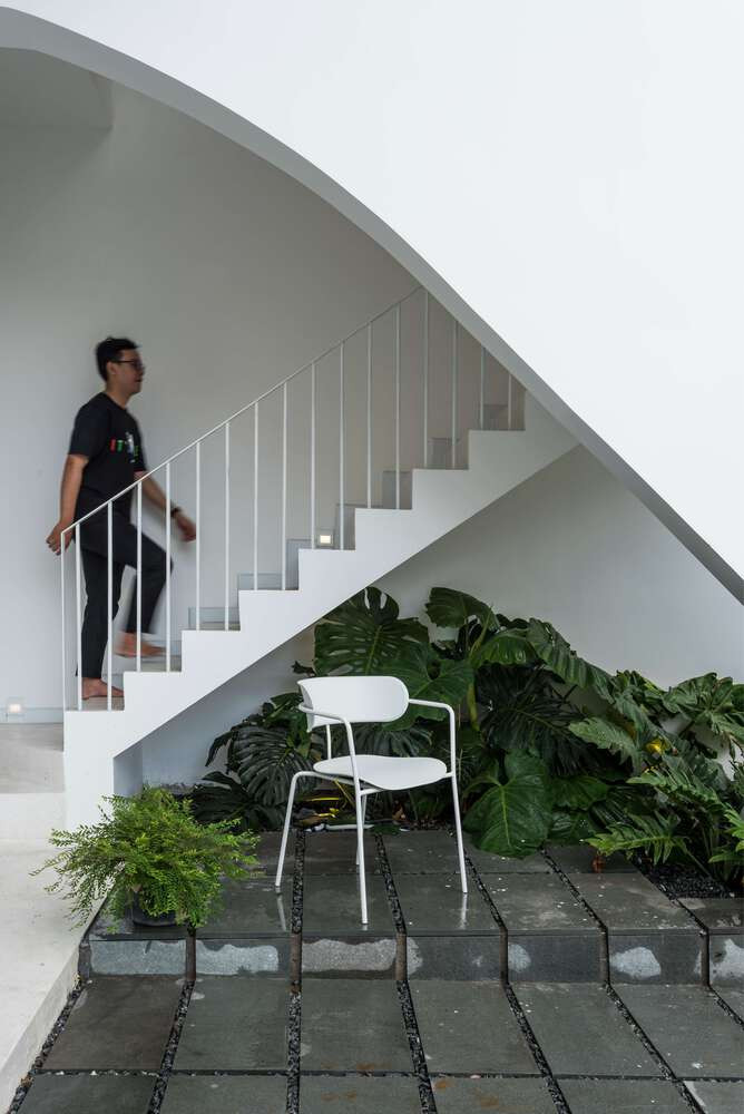 Cầu thang tầng 1 và tầng 2 bên trong nhà được sử dụng cho căn hộ số 1, cầu thang phía trước chạy qua 3 tầng và là lối vào chính cho căn hộ số 2. Ảnh: DinhR