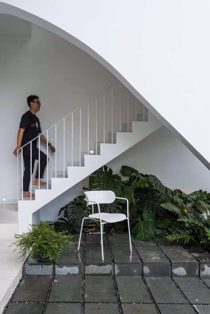 Cầu thang tầng 1 và tầng 2 bên trong nhà được sử dụng cho căn hộ số 1, cầu thang phía trước chạy qua 3 tầng và là lối vào chính cho căn hộ số 2. Ảnh: DinhR