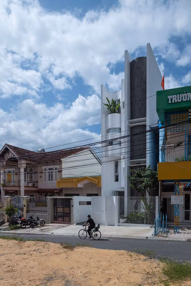 Ngay từ mặt tiền, các đường cong được sắp xếp theo một tỷ lệ nhất định để hình khối kiến trúc trở nên nổi bật nhất. Ảnh: DinhR