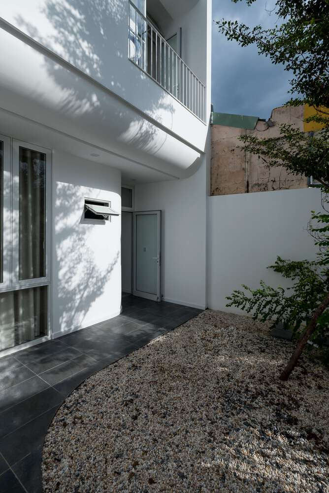 Bên cạnh đó, thiết kế này cũng là giải pháp hiệu quả để chặn tầm nhìn, hạn chế ánh sáng mặt trời trực tiếp từ bên trong ngôi nhà vào đền thờ và ngược lại. Ảnh: DinhR