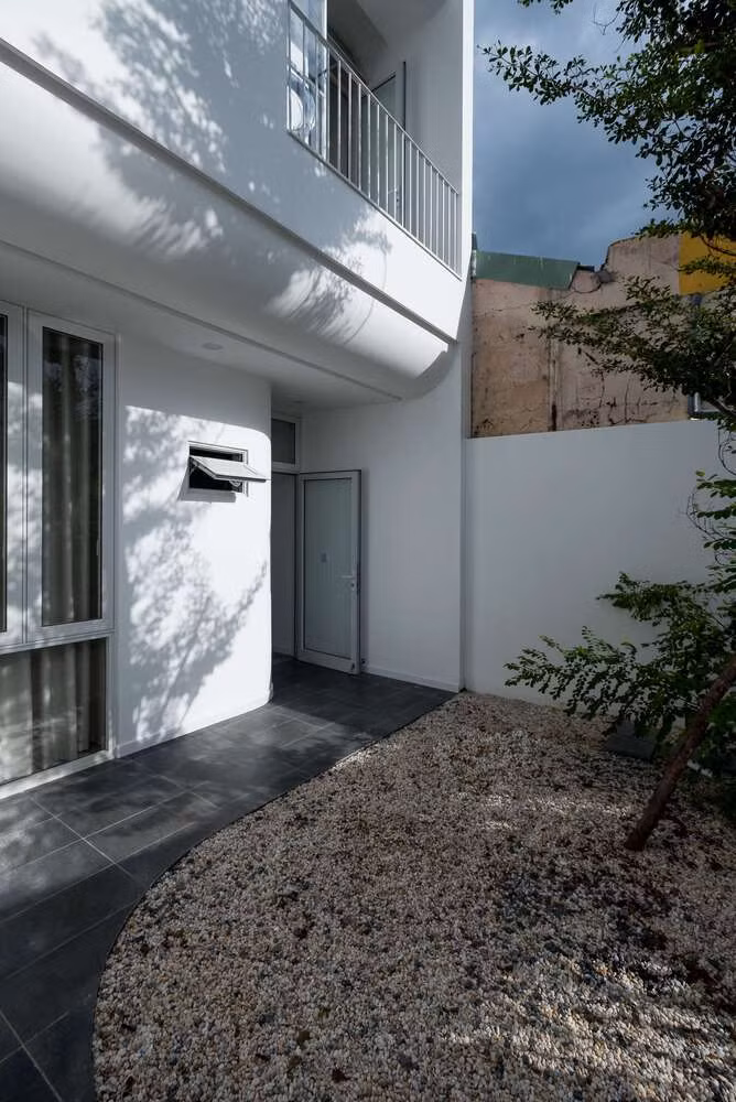 Bên cạnh đó, thiết kế này cũng là giải pháp hiệu quả để chặn tầm nhìn, hạn chế ánh sáng mặt trời trực tiếp từ bên trong ngôi nhà vào đền thờ và ngược lại. Ảnh: DinhR