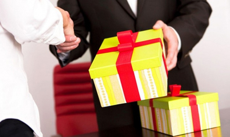 Ngoài tiền mặt, nhiều doanh nghiệp còn sáng tạo bằng cách lì xì bằng hiện vật. Đó có thể là những sản phẩm của công ty hoặc những món quà lưu niệm độc đáo. Việc lựa chọn hiện vật lì xì phụ thuộc vào sở thích và nhu cầu của từng nhóm nhân viên.