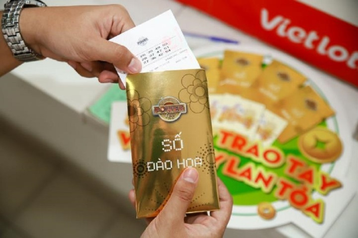 Ngoài bốc thăm, lì xì bằng xổ số cũng được nhiều doanh nghiệp áp dụng. Nhiều nhân viên cho rằng cách lì xì này rất độc đáo, nhất là khoảng thời gian cả công ty cùng đợi kết quả vào ngày hôm sau và có những người chỉ trúng vài chục nghìn cũng khiến cả doanh nghiệp trở nên vui nhộn.