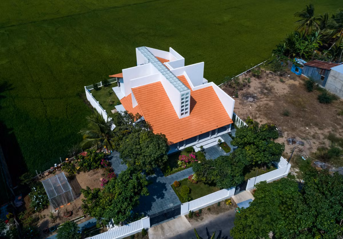 Tọa lạc tại huyện Hồng Ngự (tỉnh Đồng Tháp), ngôi nhà được bao quanh bởi cảnh nông thôn thanh bình của đồng bằng sông Cửu Long với đồng lúa phía sau nhà. Ảnh: Hiroyuki Oki