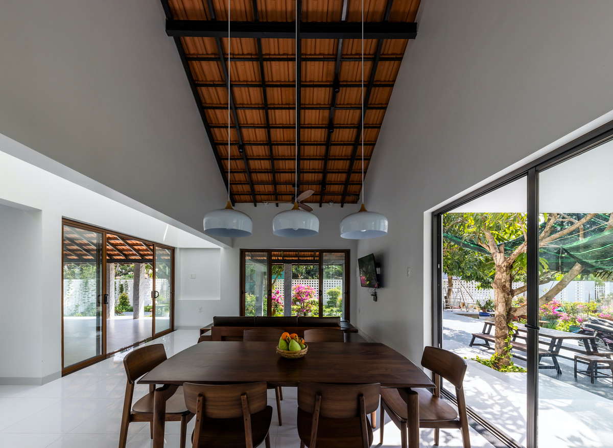 Phòng ăn và phòng khách kết nối với nhau tạo ra không gian mở. Ảnh: Hiroyuki Oki