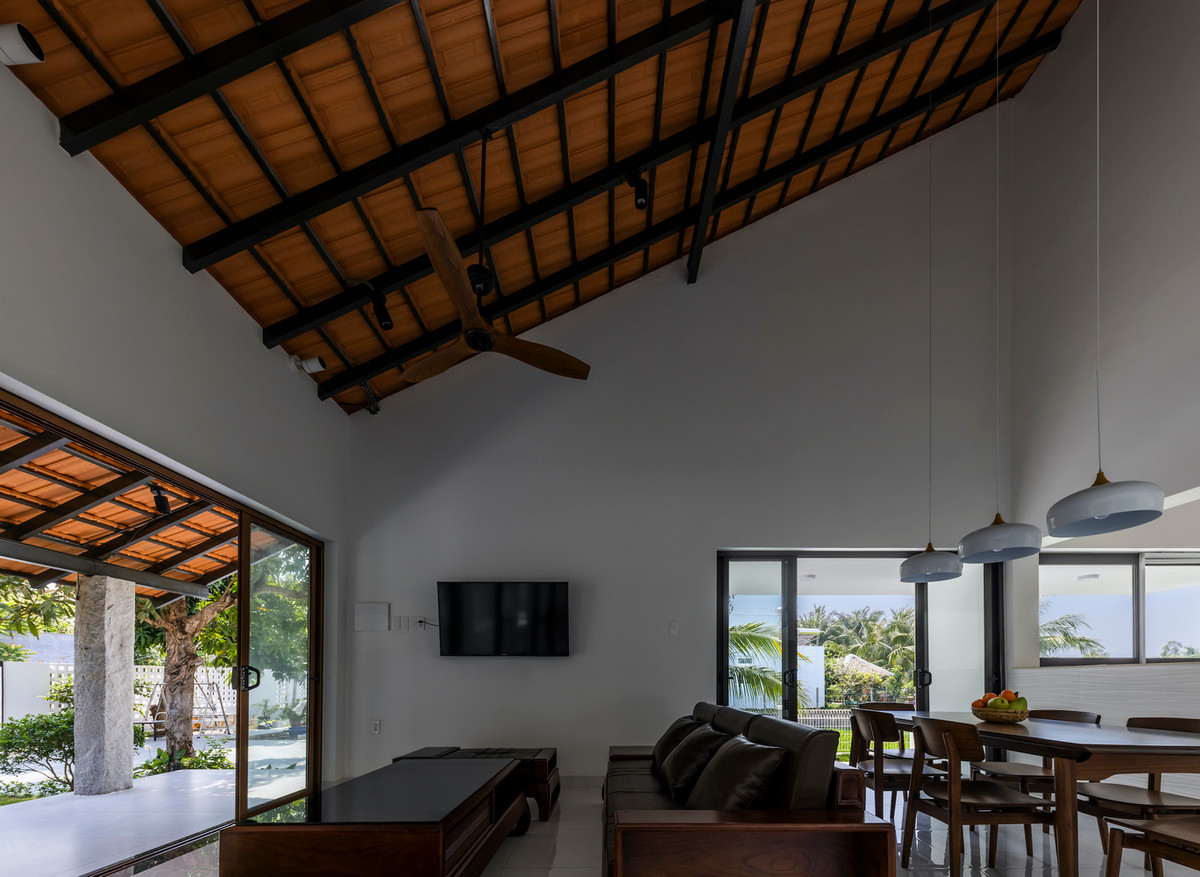 Phòng khách được bố trí hướng thẳng ra sân, mang lại không gian thoáng mát. Ảnh: Hiroyuki Oki