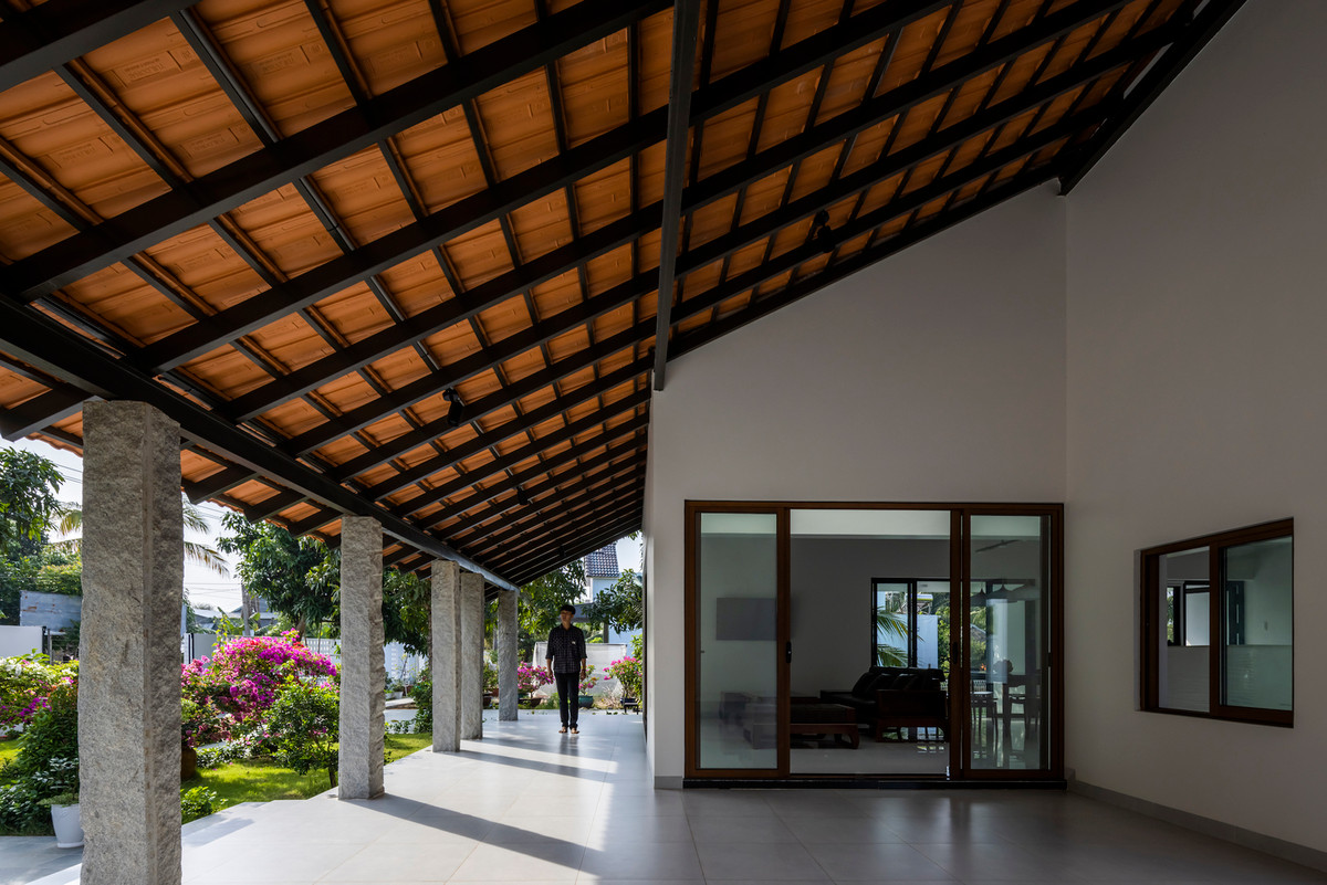 Hành lang không chỉ lấy ánh sáng tự nhiên và gió mát vào nhà mà còn dẫn hướng dòng chảy không gian từ sân trước đến những cánh đồng rộng lớn. Ảnh: Hiroyuki Oki