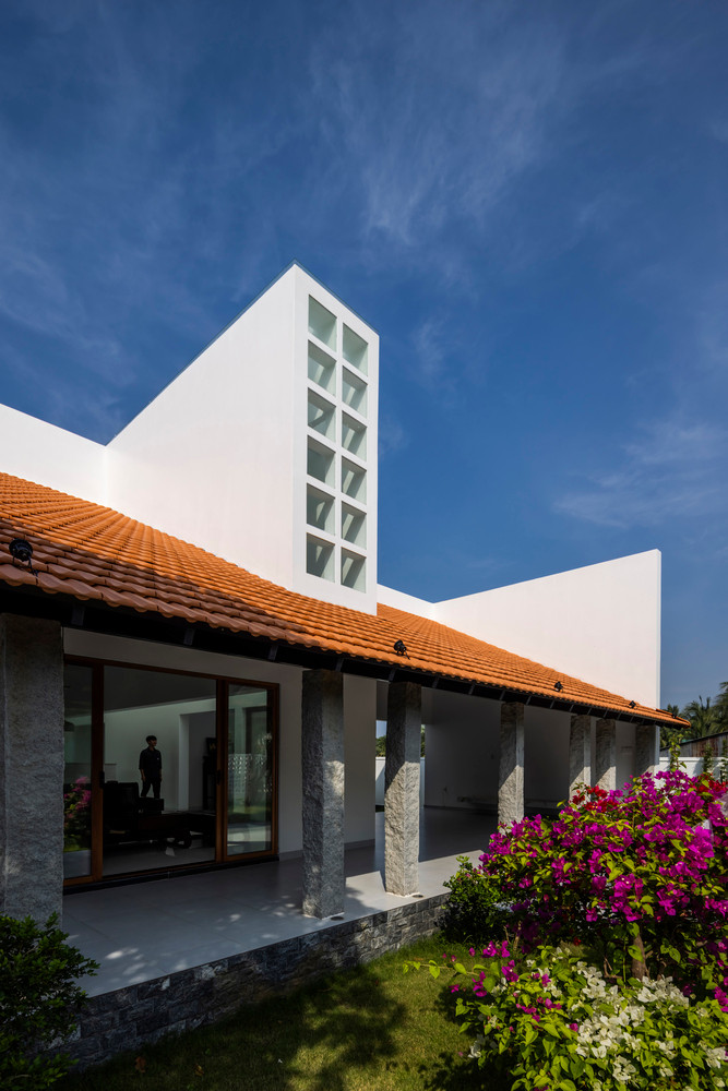 Một cấu trúc hình chữ nhật chạy dọc theo chiều dài của ngôi nhà, tạo ra một hành lang sáng sủa kết nối các không gian chức năng khác nhau. Ảnh: Hiroyuki Oki