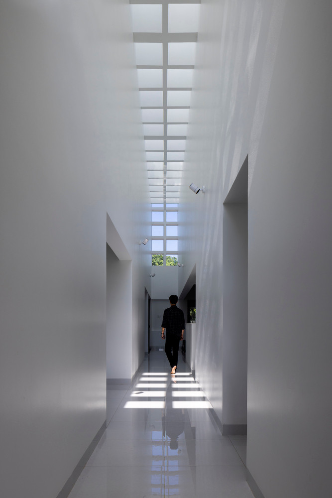 Toàn bộ chức năng trong nhà đều được kết nối thông qua hành lang dài từ phía trước. Ảnh: Hiroyuki Oki
