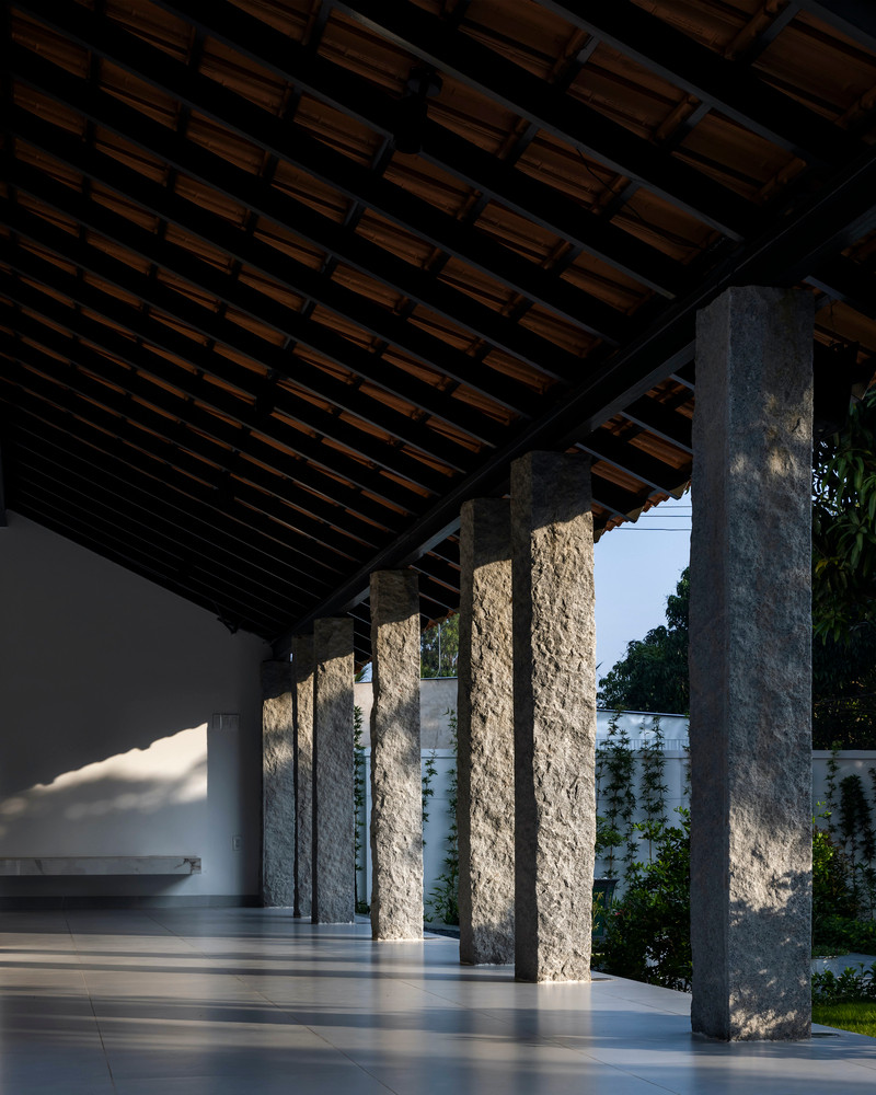 Cột đá được xây dựng như những chân chống đỡ mái ngói, tạo không gian sống vừa hiện đại nhưng cũng vô cùng giản dị. Ảnh: Hiroyuki Oki