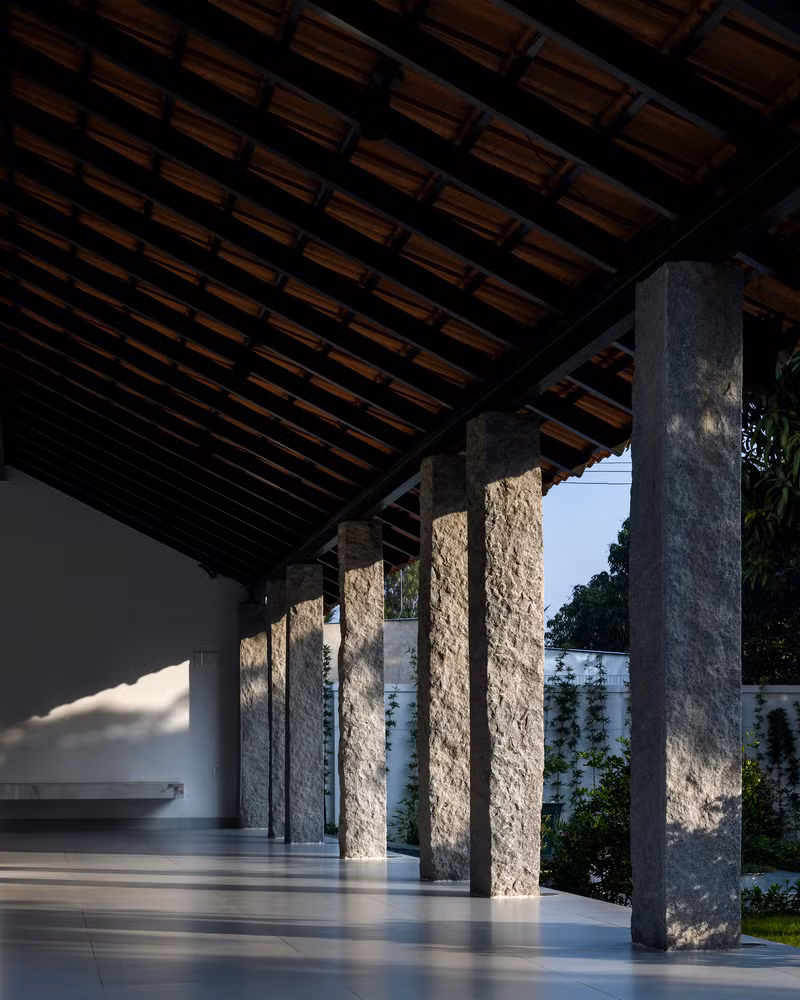 Cột đá được xây dựng như những chân chống đỡ mái ngói, tạo không gian sống vừa hiện đại nhưng cũng vô cùng giản dị. Ảnh: Hiroyuki Oki