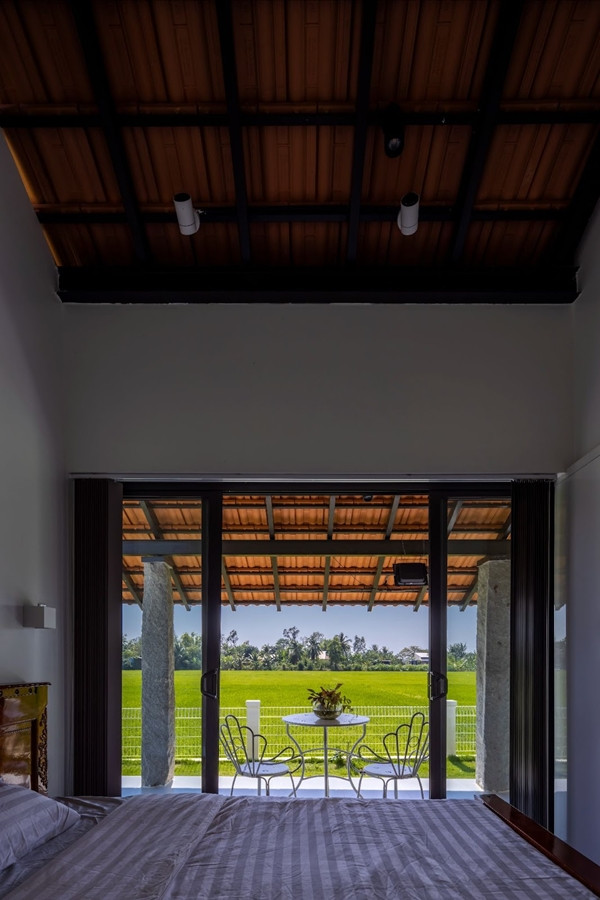 Phòng ngủ thông thoáng và bình yên với tầm nhìn hướng thẳng ra ngoài. Ảnh: Hiroyuki Oki