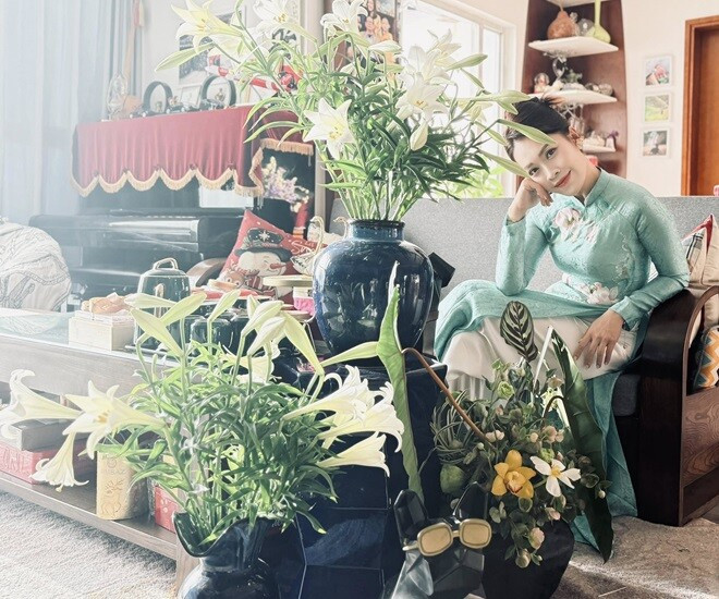 Hoàng Trang cho biết thích cảm giác dậy sớm, đi loanh quanh nhà dọn dẹp, thức dậy trong mùi hương loa kèn tháng 4. Ảnh: FB Trang Hoàng