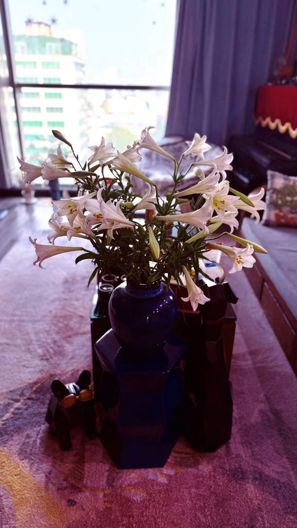 Bình loa kèn trắng muốt mang đến không khí đậm chất Hà Nội xưa. Ảnh: FB Trang Hoàng