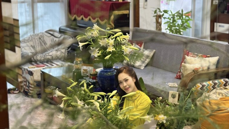 Với BTV Hoàng Trang, mỗi loài hoa mang đến một câu chuyện riêng, một mùa ký ức và là nguồn cảm hứng bất tận mỗi ngày. Ảnh: FB Trang Hoàng