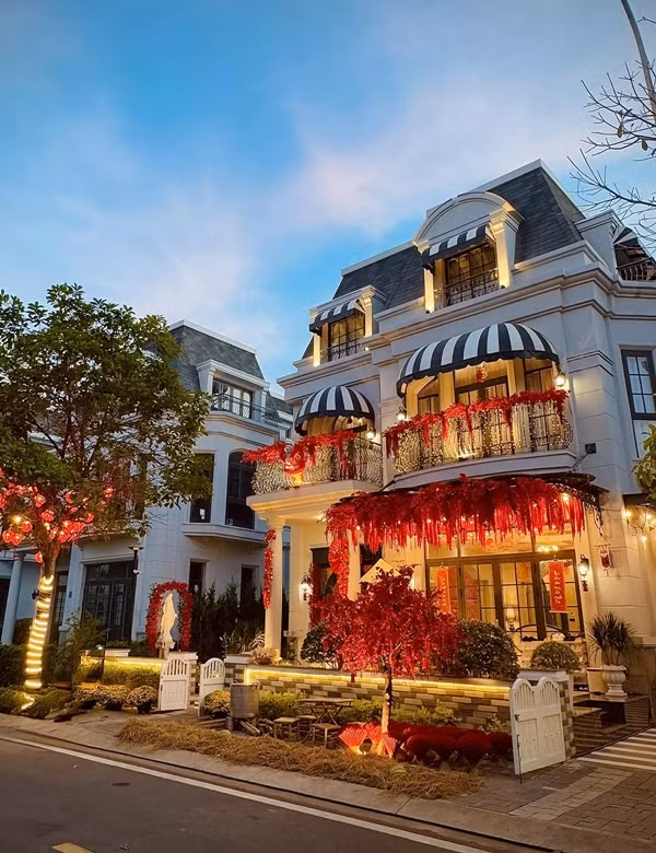 Biệt thự của Đoàn Di Băng là dạng biệt thự đơn lập 3 tầng, diện tích đất lên tới 450m2, diện tích sàn khoảng 300 m2. Ảnh: FBNV