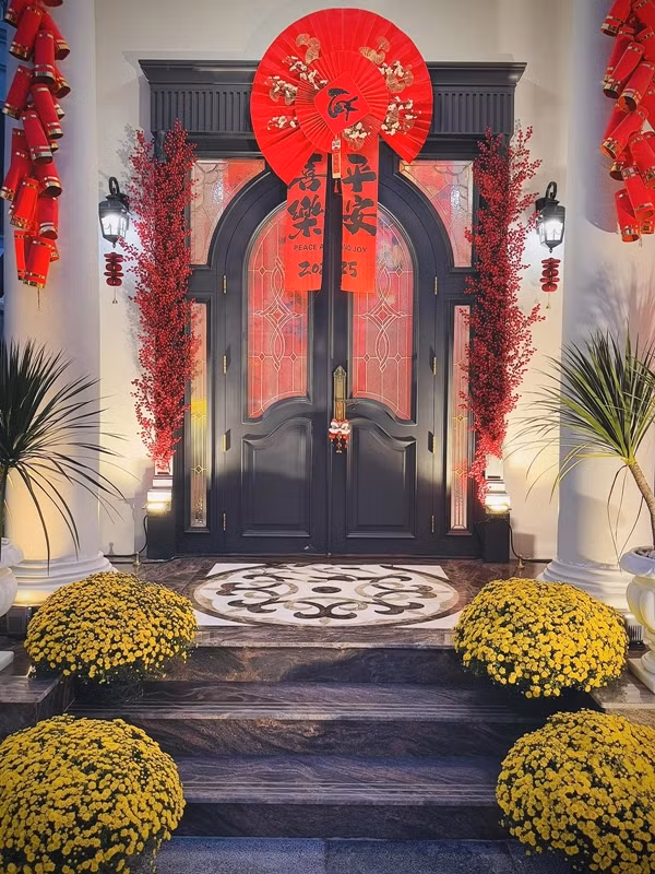 Dịp Tết, vợ chồng Đoàn Di Băng trang trí những chậu cúc vàng, trang pháo đỏ, hoa đào đông, câu đối, quạt giấy...Ảnh: FBNV