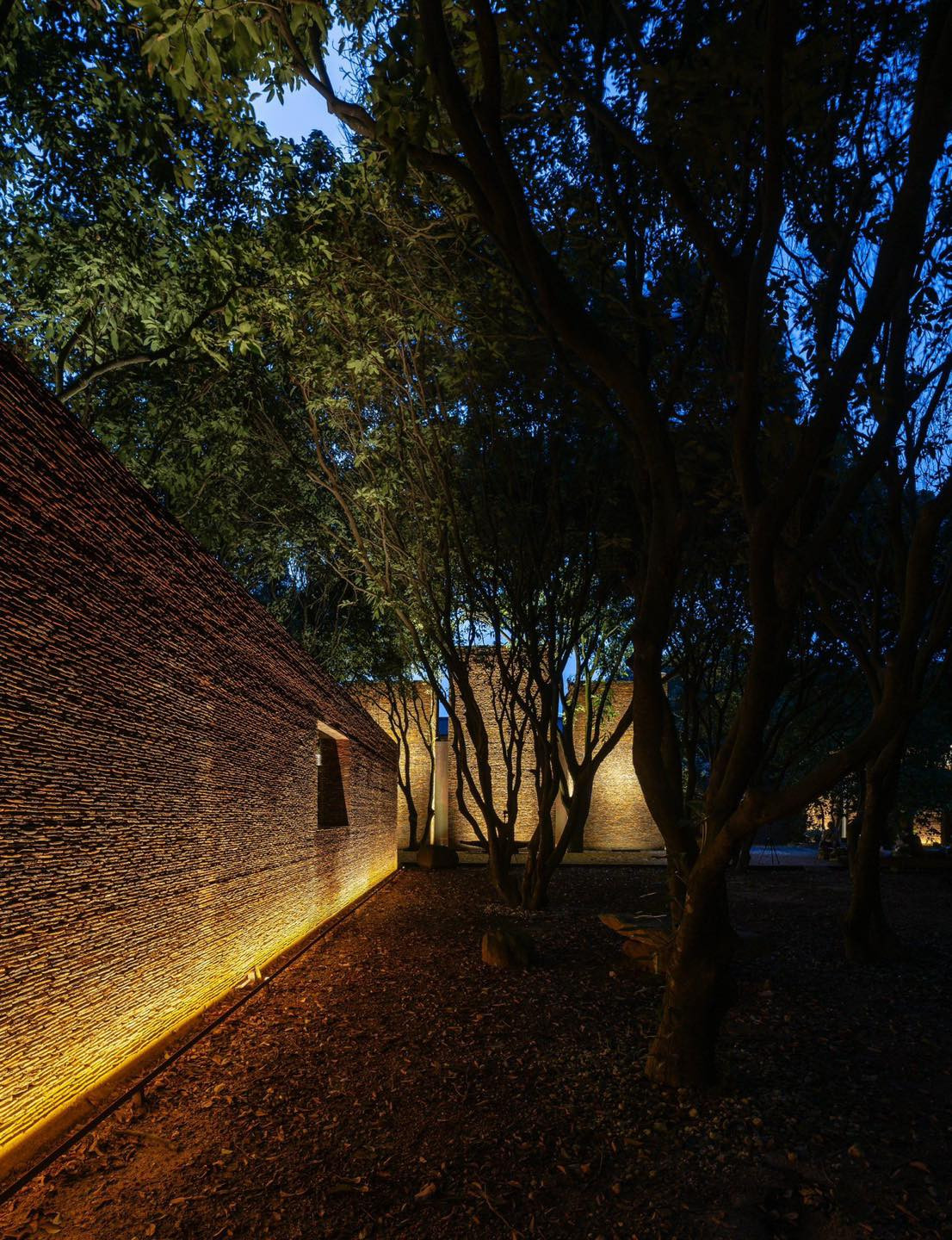 Công trình được xây dựng từ 5 triệu viên ngói cổ và 1 triệu viên gạch thất cổ, mang đến vẻ đẹp cổ kính và độc đáo. Ảnh: FB Xuân Hinh