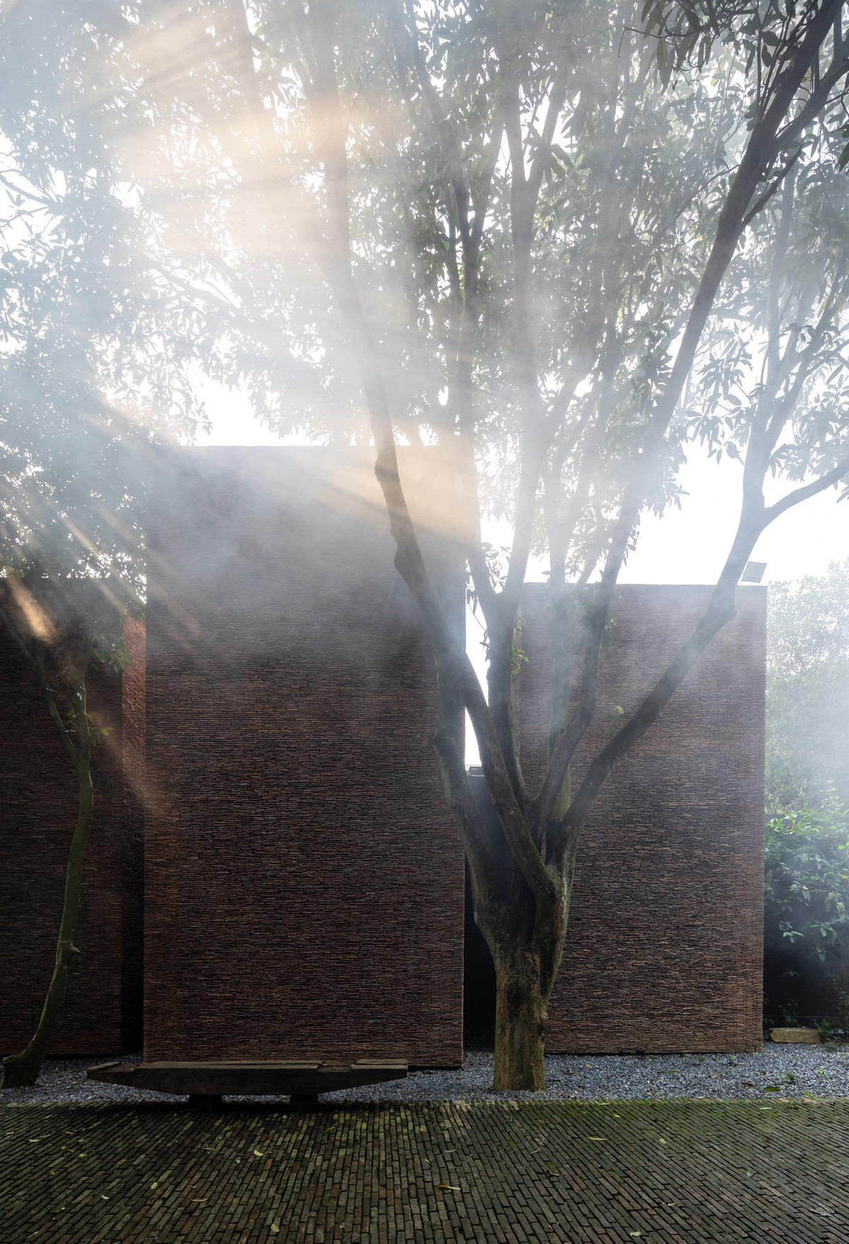 Khuôn viên biệt phủ được chia thành nhiều gian nhỏ, phục vụ nhu cầu khác nhau của gia đình. Ảnh: FB Xuân Hinh