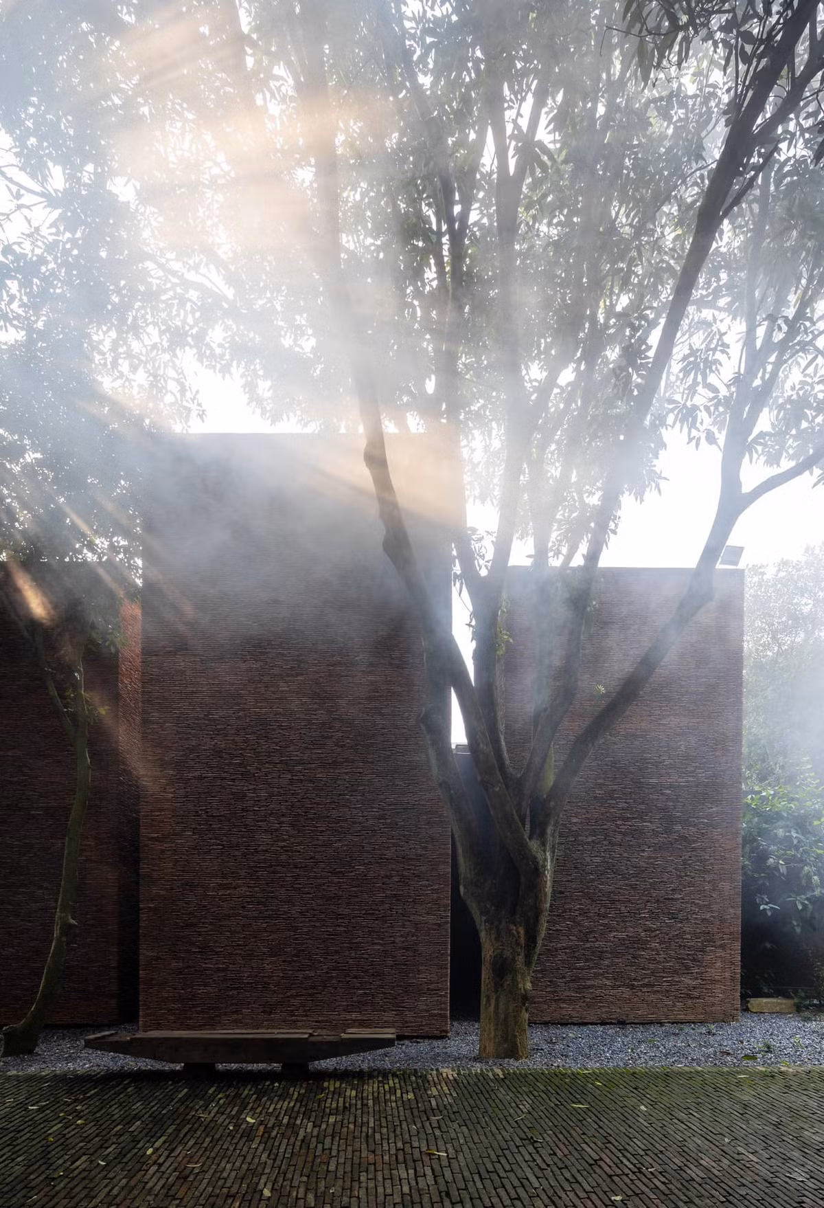 Khuôn viên biệt phủ được chia thành nhiều gian nhỏ, phục vụ nhu cầu khác nhau của gia đình. Ảnh: FB Xuân Hinh