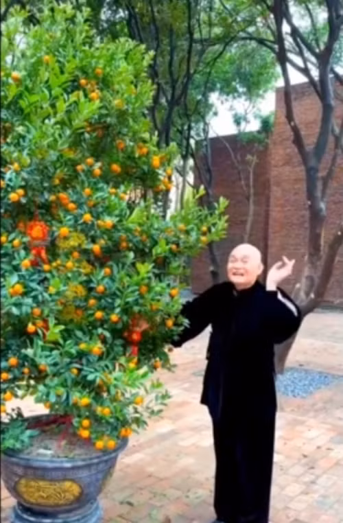 Dịp Tết Ất Tỵ 2025 vừa qua, danh hài Xuân Hinh chia sẻ video chuẩn bị Tết trong biệt phủ rông 5.000m2 ở ngoại thành Hà Nội. Ảnh chụp màn hình