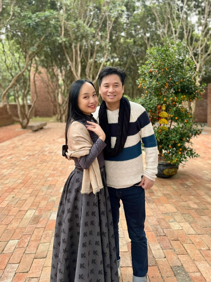 Vợ chồng NSND Tấn Minh ghé thăm biệt phủ của Xuân Hinh trong dịp Tết Nguyên đán.