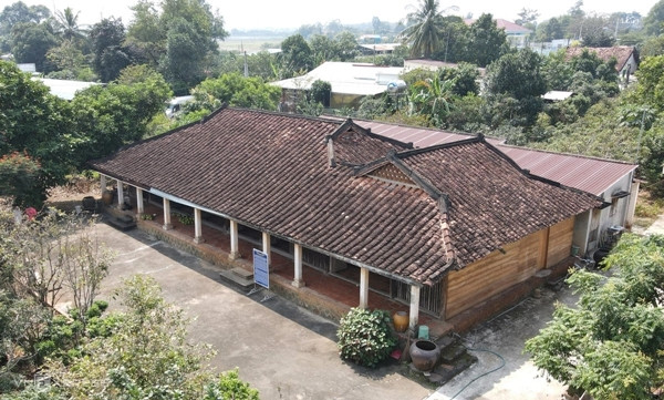 Mái trước có độ chúi thấp cách nền nhà 1,8m. Nền nhà cao hơn mặt đất 0,8m, xung quanh nền được bao bọc bằng những thanh đá ong có bề ngang 30cm kiên cố, vững chắc. Ảnh: Happynest