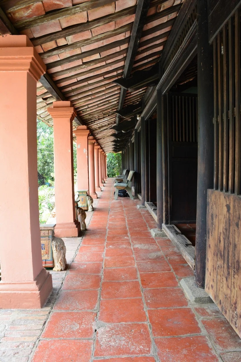 Ngôi nhà cổ xây theo phong cách kiến trúc chữ Đinh nằm ngang với một nhà trên và nhà dưới, mái lợp ngói âm dương, tạo sự mát mẻ về mùa khô và ấm áp khi mùa mưa. Ảnh: Dân Việt