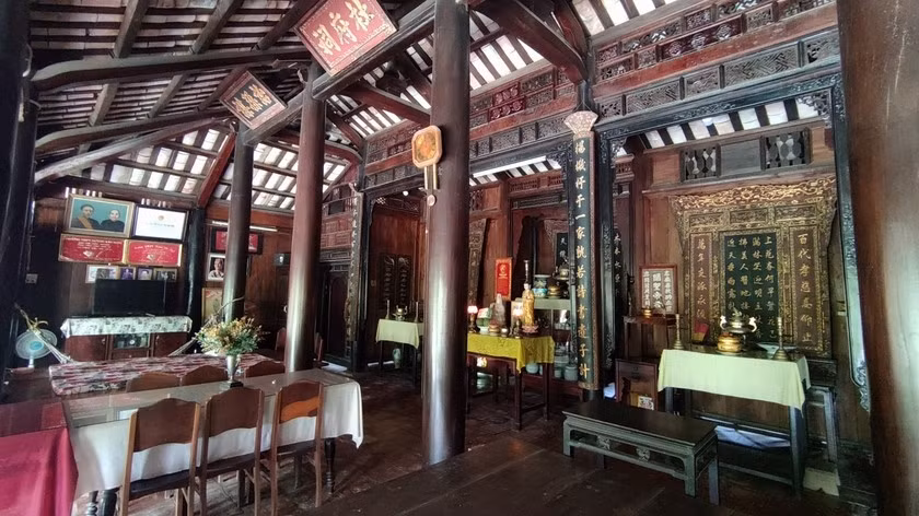 Trải qua thời gian, những cây cột vẫn bóng loáng. Ảnh: Dân Việt