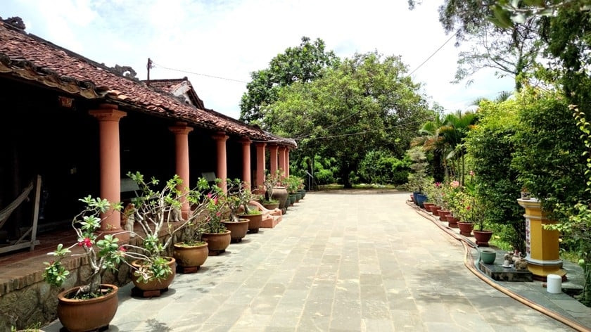 Nhìn từ bên ngoài, nhà cổ Đỗ Cao Thứa có kiểu dáng khá đơn giản với nét cổ kính, rêu phong. Xung quanh nhà là vườn cây xanh mát. Ảnh: Happynest