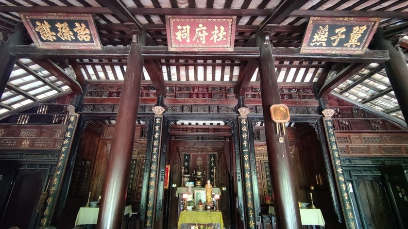 Bên trong nhà có 36 cây cột lớn bằng gỗ quý, được thiết kế với phần giữa phình to, hai phần đầu hơi thu nhỏ. Ảnh: Báo pháp luật