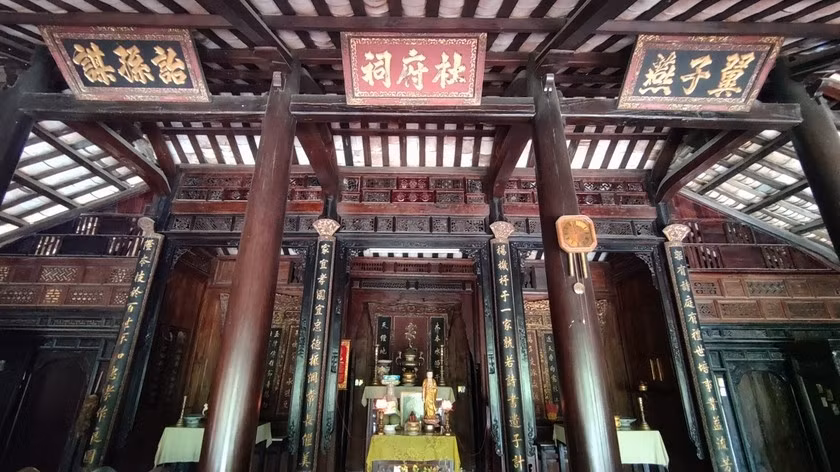 Bên trong nhà có 36 cây cột lớn bằng gỗ quý, được thiết kế với phần giữa phình to, hai phần đầu hơi thu nhỏ. Ảnh: Báo pháp luật