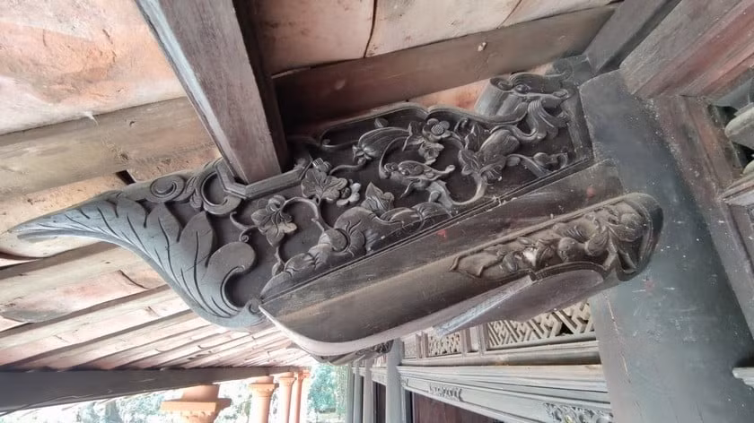 Nhiều chi tiết được chạm trổ hoa văn tỉ mỉ. Ảnh: Dân Việt