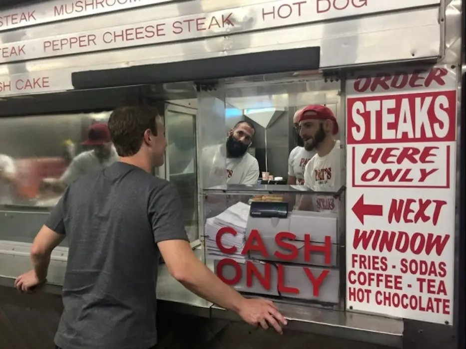 Tỷ phú Mark Zuckerberg từng thử nghiệm nhiều chế độ ăn khác nhau. Năm 2011, ông từng đặt thử thách chỉ ăn thịt những động vật do chính tay mình giết như dê, heo, gà, tôm. Ảnh: CNBC