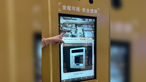 Với độ minh bạch cao, tốc độ xử lý nhanh và giá cả hấp dẫn, nhiều người tiêu dùng đã chọn máy ATM vàng thay vì đến các điểm thu mua truyền thống. Ảnh: MNS