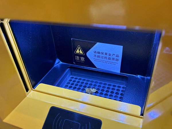 Tiếp theo, tiền sẽ được chuyển thẳng vào tài khoản ngân hàng cá nhân, trừ đi một khoản phí dịch vụ 18 tệ (2,5 USD) mỗi gram. Ảnh: Sixth Tone