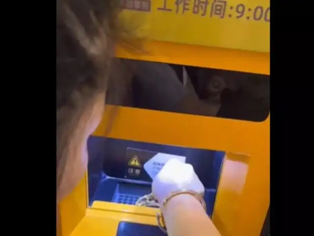 Để đảm bảo độ chính xác và an toàn, máy ATM chỉ chấp nhận các mặt hàng có trọng lượng hơn ba gram và có độ tinh khiết vàng tối thiểu 50%. Ảnh: The Economic Times