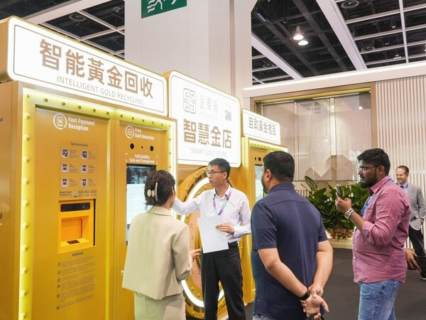 Máy ATM nấu vàng do tập đoàn Kinghood (Thâm Quyến) phát triển, đã được triển khai tại khoảng 100 thành phố trên khắp Trung Quốc, đặt tại các trung tâm thương mại, tòa nhà văn phòng và chi nhánh ngân hàng. Ảnh: PR Newswire