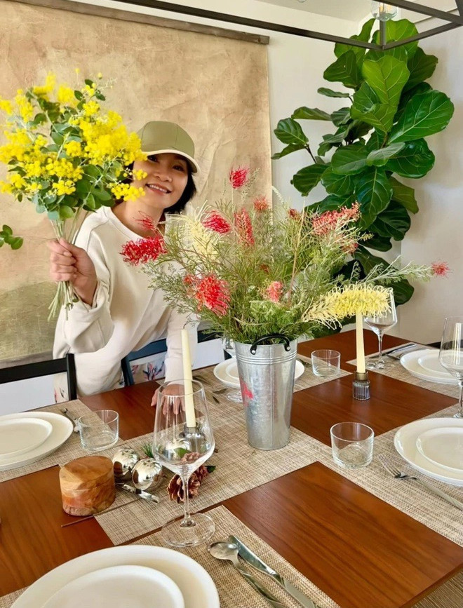 Bên trong nhà được nghệ sĩ Hồng Đào trang trí bằng nhiều loại hoa tươi. Ảnh: FB Hồng Đào