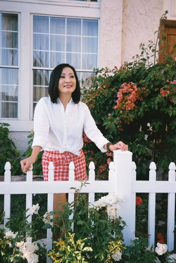 Niềm vui đơn giản của Hồng Đào là chăm sóc mảnh vườn trước và sau nhà. Ảnh: FB Hồng Đào