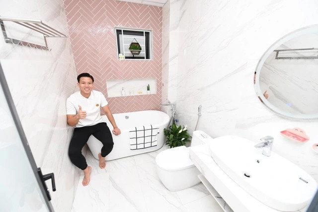 Đáng chú ý, Quế Ngọc Hải đầu tư không gian có bể sục và xông hơi trị giá 200 triệu đồng. Ảnh: FBNV