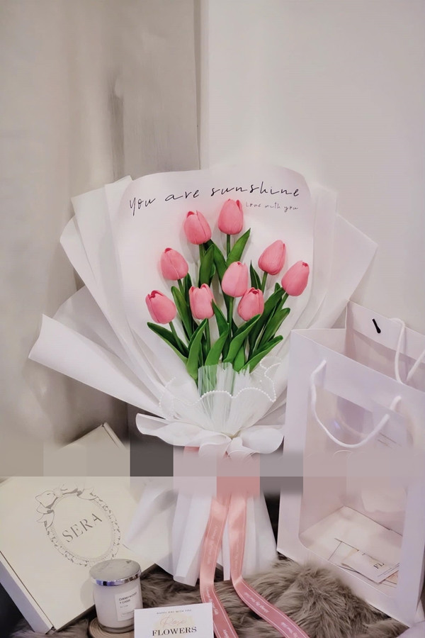 Giới trẻ “săn lùng” hoa tulip làm quà tặng dịp 8/3 Gioi tre “san lung” hoa tulip lam qua tang dip 8/3