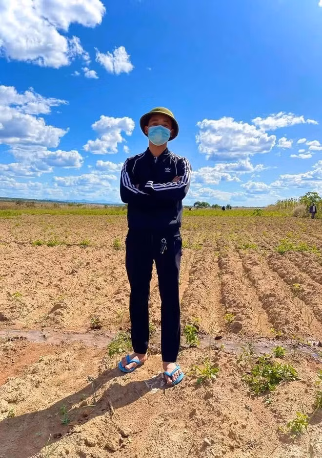 Tại Châu Phi, Quang Linh Vlogs đầu tư trang trại có diện tích 14 ha tại Bailundo (huyện Huambo, Angola). Đây được coi là trang trại lớn bậc nhất trong khu vực. Ảnh: FBNV