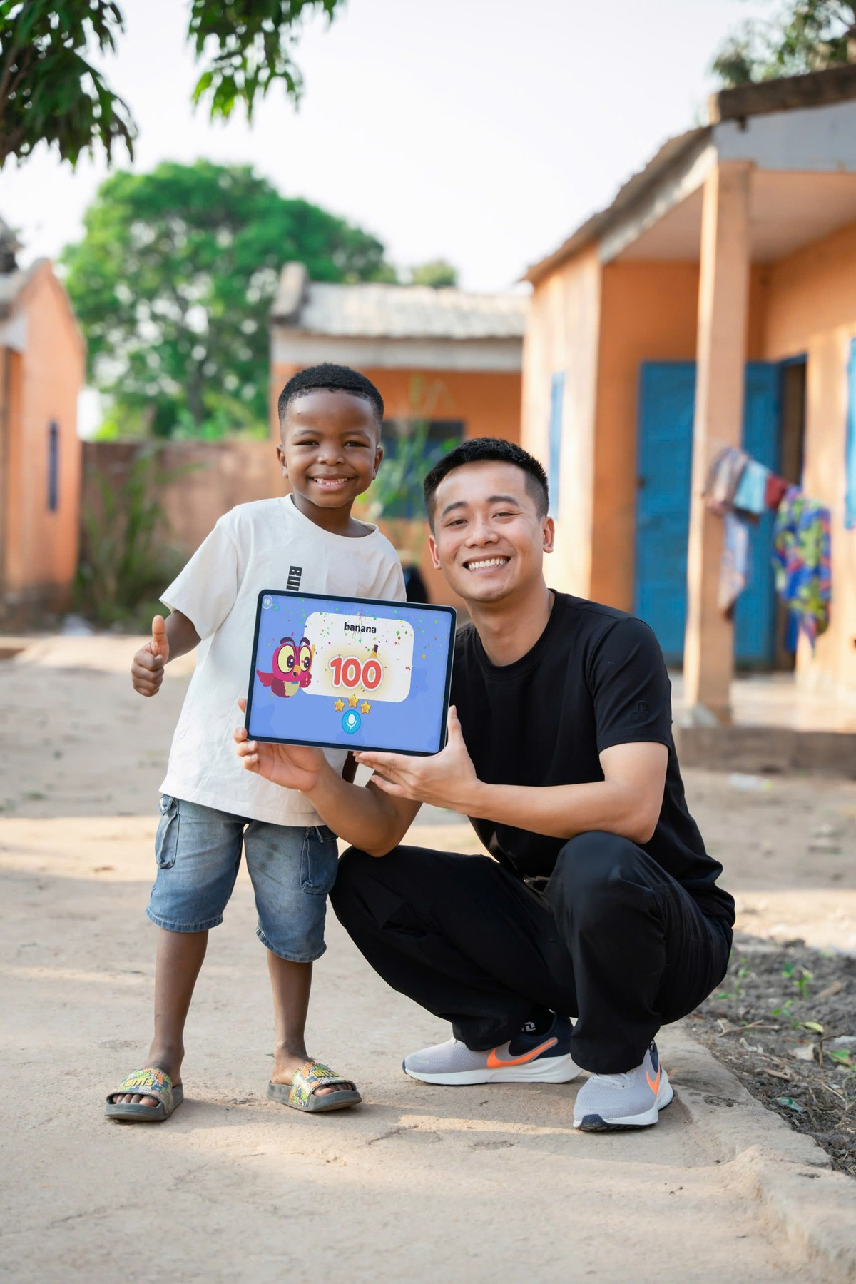 Quang Linh Vlogs (tên thật Phạm Quang Linh, sinh năm 1997 tại Nghệ An) là một trong những YouTuber nhận được nhiều sự yêu mến của giới trẻ. Từ chàng trai đi xuất khẩu lao động tại Angola, anh đã gây dựng cơ ngơi khiến nhiều người ngưỡng mộ. Ảnh: FBNV