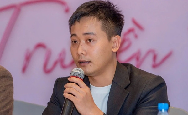 Trong buổi gặp mặt báo chí liên quan đến vụ quảng cáo "lố" kẹo rau chiều 14/3, Quang Linh Vlogs cho biết sẽ nghỉ livestream bán hàng trong thời gian dài để quay lại châu Phi. Ảnh: Znews