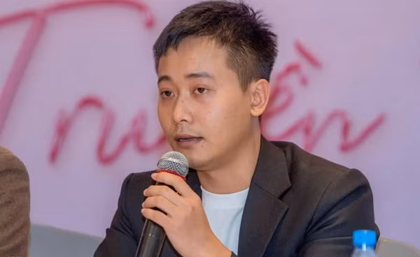 Trong buổi gặp mặt báo chí liên quan đến vụ quảng cáo "lố" kẹo rau chiều 14/3, Quang Linh Vlogs cho biết sẽ nghỉ livestream bán hàng trong thời gian dài để quay lại châu Phi. Ảnh: Znews