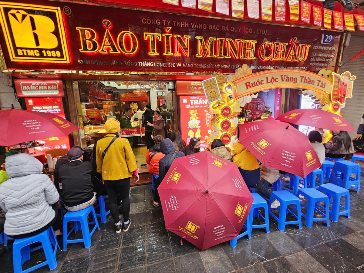 Để phục vụ nhu cầu của khách hàng trong ngày vía Thần Tài, Bảo Tín Minh Châu có sự chuẩn bị kỹ càng, từ bố trí khu vực để xe, bảo vệ, nhân viên đón khách...Cửa hàng cũng bổ sung nhiều phương thức thanh toán cho khách hàng lựa chọn. Ảnh: Thiên Anh