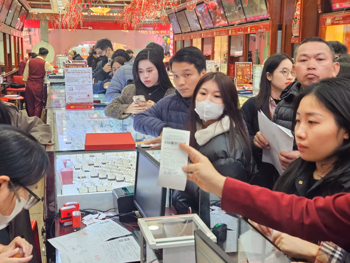 Ngoài các sản phẩm truyền thống như nhẫn tròn trơn, vàng rồng Thăng Long, quà mạ vàng, năm nay Bảo Tín Minh Châu còn bổ sung nhiều sản phẩm mới phù hợp với năm Ất Tỵ như tượng rắn Kim Tỵ, nhẫn kim tiền, nhẫn vàng tài lộc, gà đẻ trứng vàng... Ảnh: Thiên Anh